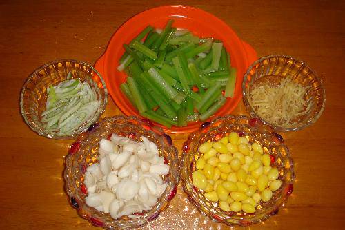 我跟妈妈学厨艺——第一道菜:银杏、百合炒西芹作文