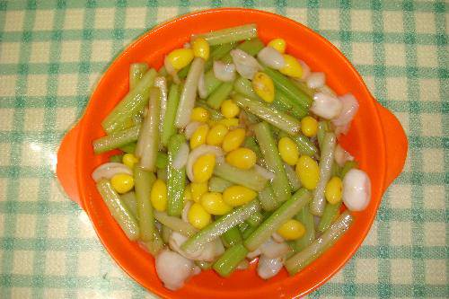 我跟妈妈学厨艺——第一道菜:银杏、百合炒西芹作文