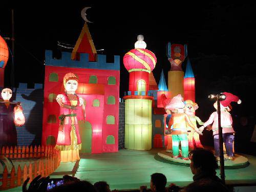 快乐元宵节之---王城公园看花灯作文