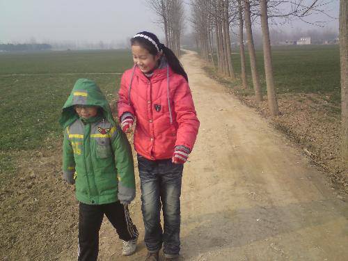 走在乡间的小路上....作文