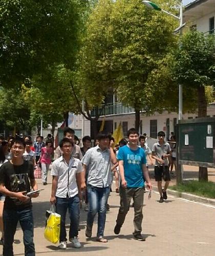 谁考试?考试谁?作文