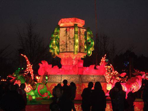 红火过大年,开心赏灯展作文