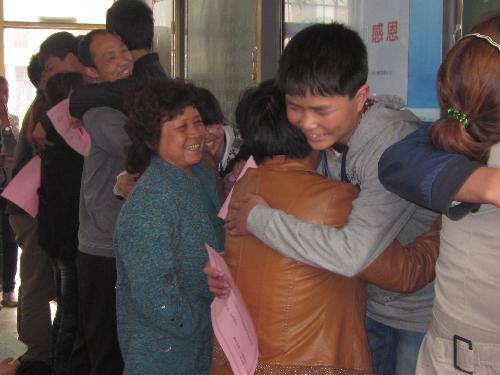 让我们感恩——记八三班家长会作文