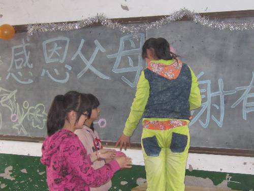 让我们感恩——记八三班家长会作文