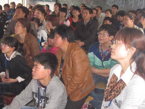 让我们感恩——记八三班家长会作文