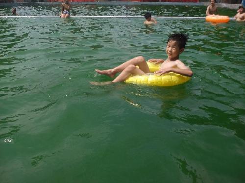 暑假“烧烤”节奏—到水里降降温作文