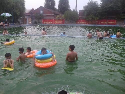 暑假“烧烤”节奏—到水里降降温作文