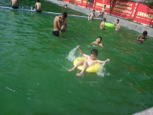 暑假“烧烤”节奏—到水里降降温作文