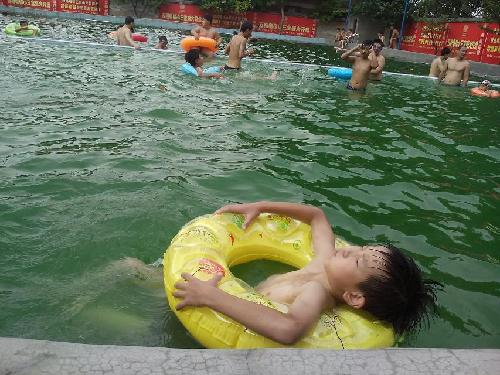 暑假“烧烤”节奏—到水里降降温作文