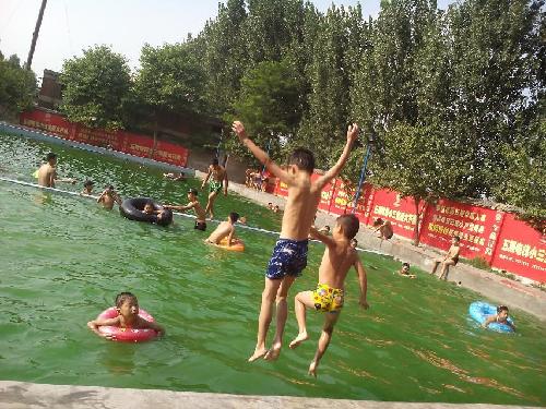 暑假“烧烤”节奏—到水里降降温作文