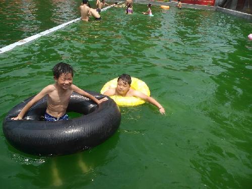 暑假“烧烤”节奏—到水里降降温作文