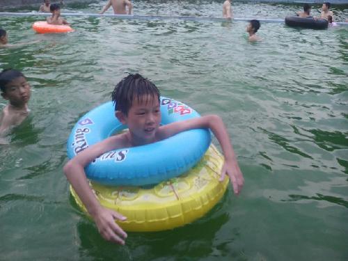 暑假“烧烤”节奏—到水里降降温作文