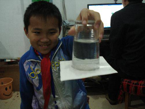 科学实验(二):有孔纸片托水作文