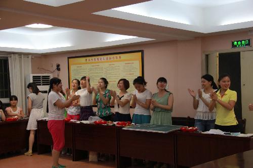 读《爬上豆蔓看自己》 做反思型幼儿教师 作文