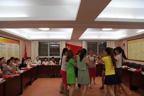 读《爬上豆蔓看自己》 做反思型幼儿教师 作文