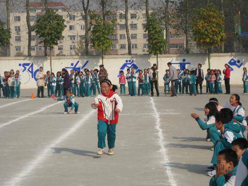 首届体育节照片作文