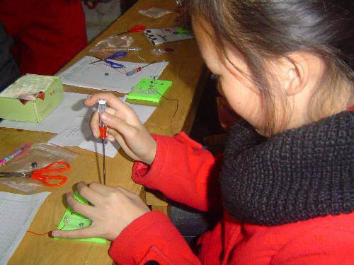 科学实验(十九)简便应急照明灯作文