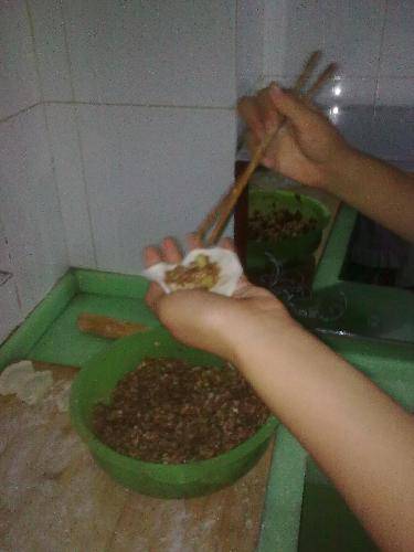 第一次包饺子——爱我就让我承担作文