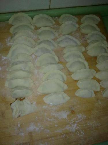 第一次包饺子——爱我就让我承担作文