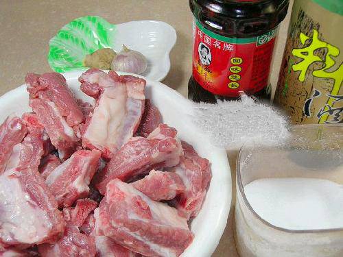 想学烧菜跟我一起来——老干妈酱排骨作文