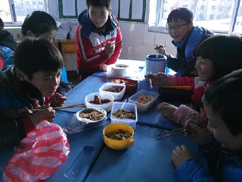 灵宝市第一小学:举行庆元旦联欢美食会作文