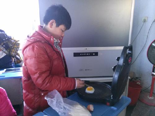 灵宝市第一小学:举行庆元旦联欢美食会作文