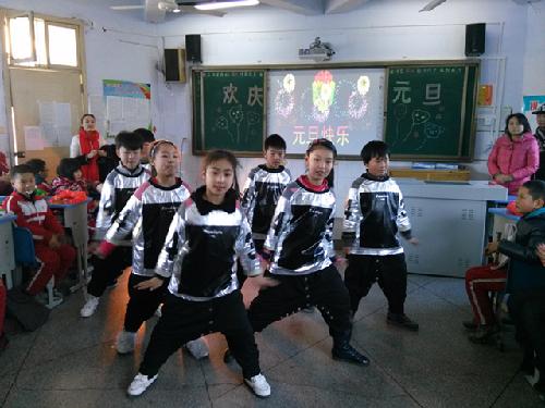 灵宝市第一小学:举行庆元旦联欢美食会作文