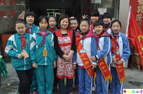 一碗面感动一座城---记雷锋日做好事作文