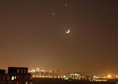 我看到了千载难逢的“双星伴月”奇观作文