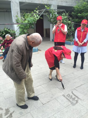 彩虹五班宝宝成长篇(走进养老院)作文