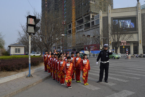 �鱦�е�һСѧ�����з��ƽ���  ����������ͨ����